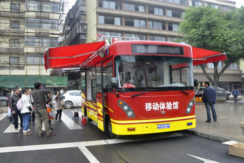 四川宜賓首個鴻馬“消防移動體驗館”閃耀亮相 助陣119宣傳