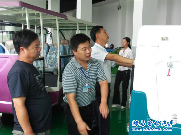 客戶參觀電動環(huán)衛(wèi)車